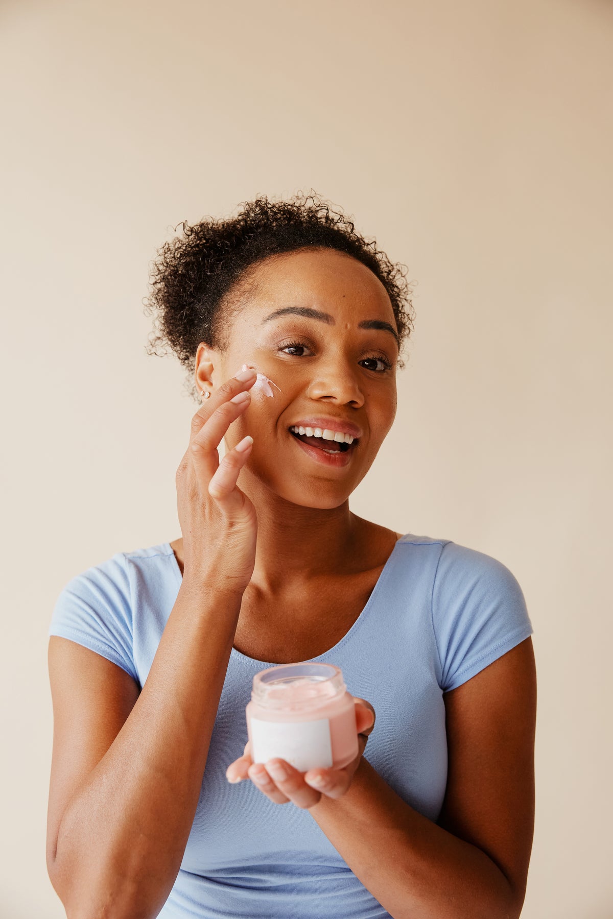 Mulher aplicando seu ritual de skincare antes da maquiagem